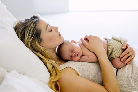 Эмбер Херд впервые стала мамой прибегнув к суррогатному материнсву.