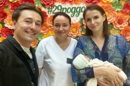 Сергей Безруков поделился свежим фото с новорожденным сыном и женой Анной М ...