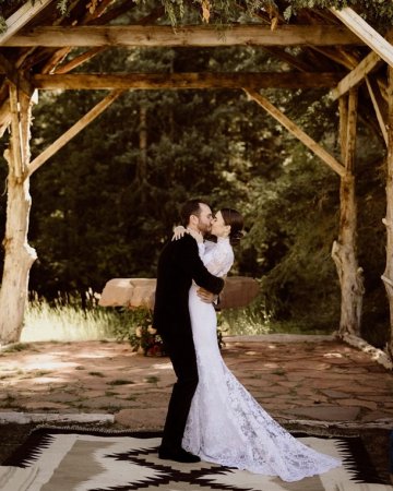 Красотка Лили Коллинз поделилась первыми фото со свадьбы